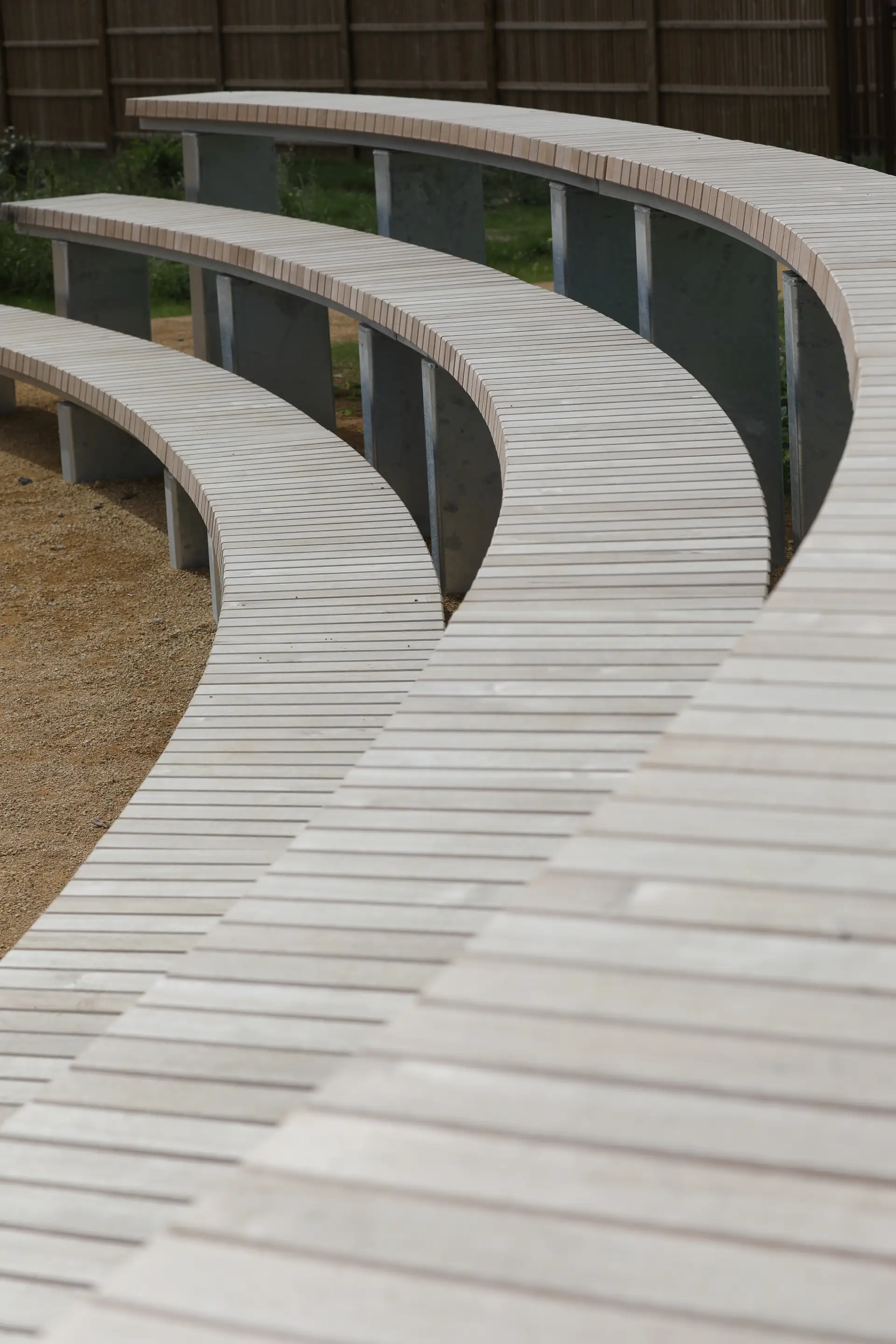 Assises courbes en bois sur structure métallique réalisées par MTG