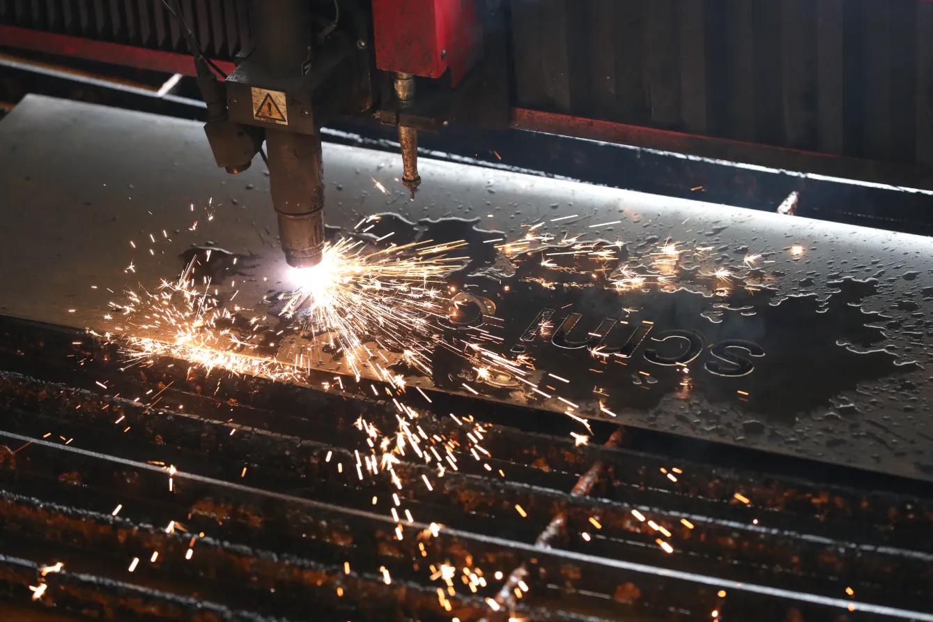Découpe laser d’une tôle métallique dans l’atelier SCMi Caubet