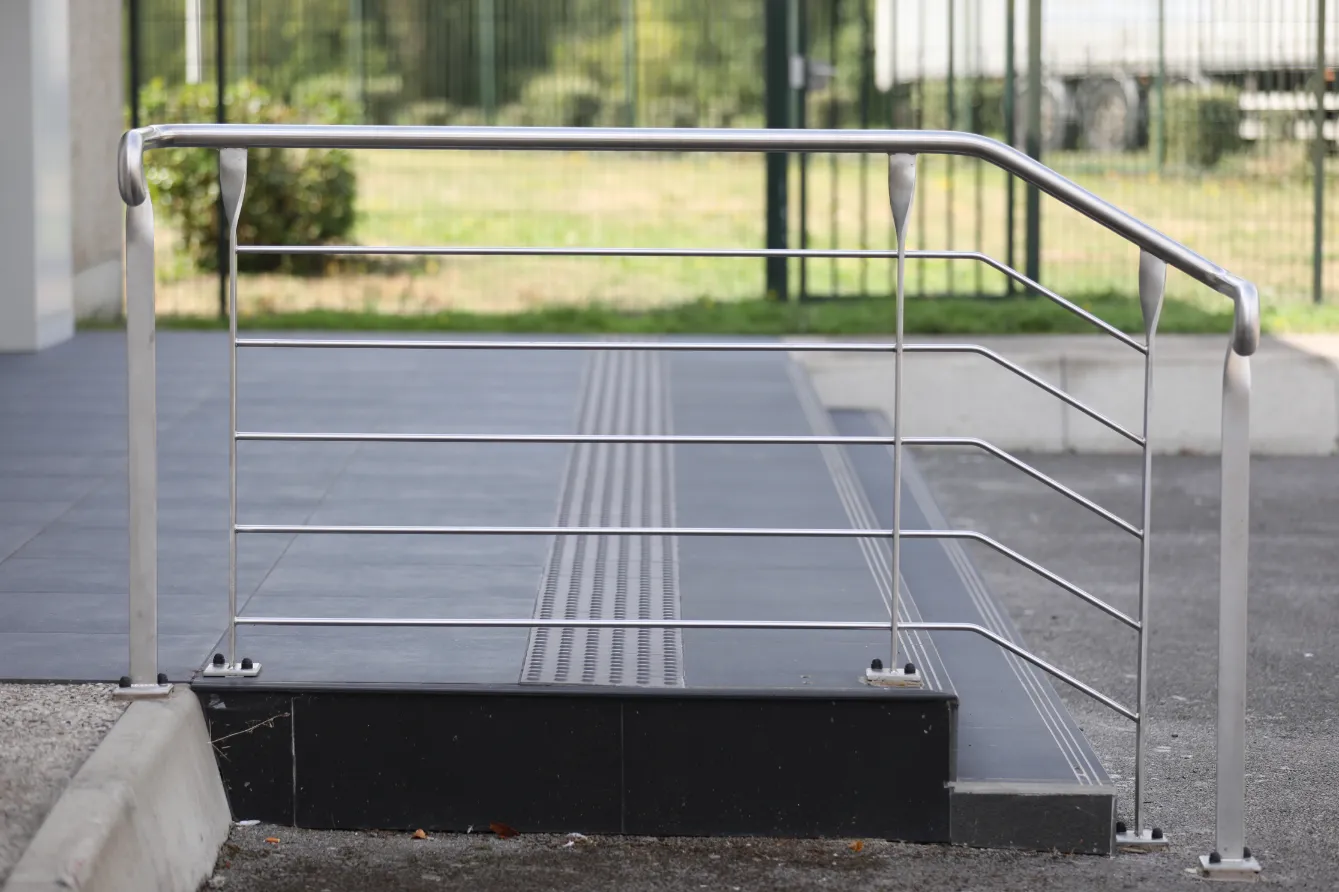 Rambarde métallique installée sur un accès extérieur
